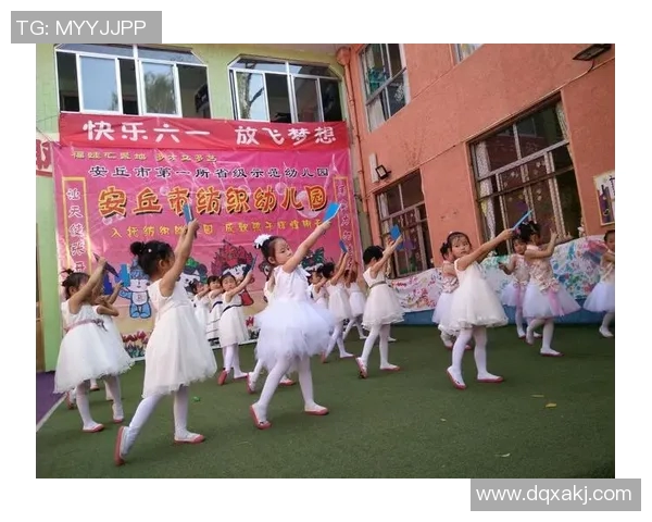 与足球明星亲密合影分享给家人传递快乐与梦想的瞬间